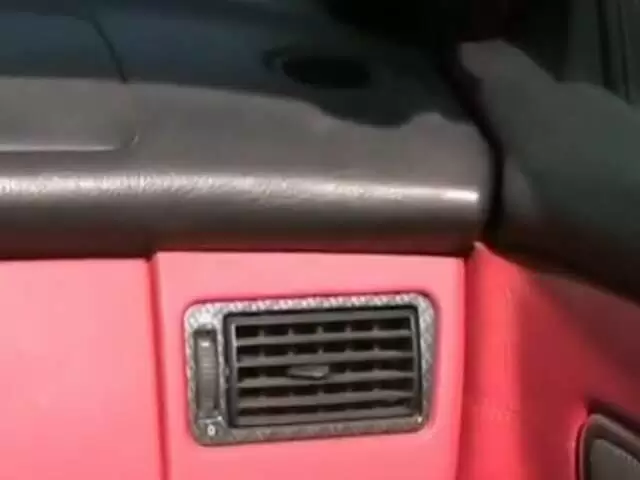 La superbe jeune asiatique Betty montre sa chatte dans la voiture photo 4