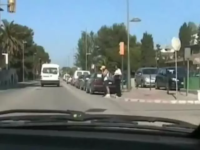 La superbe jeune asiatique Betty montre sa chatte dans la voiture photo 5