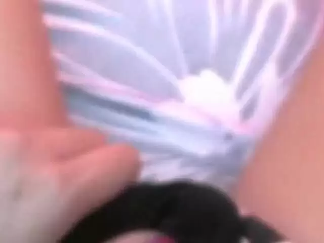 La superbe jeune asiatique Betty montre sa chatte dans la voiture photo 13