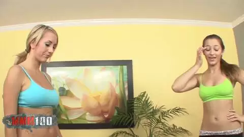 La séance de yoga tourne en amours lesbiennes photo 02