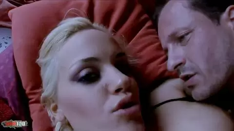 Squirting,défonce anal et gorge profonde pour la Britney la blonde à gros seins photo 16