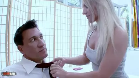 Une jolie blonde pour un chanceux commercial ! photo 02