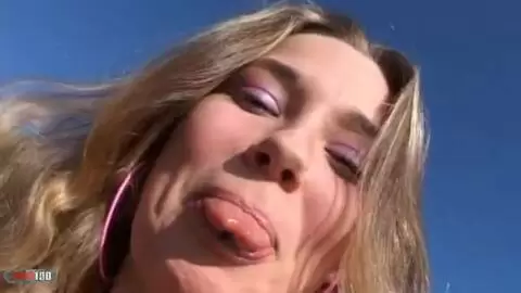 La superbe jeune blonde à gros seins Calia B fait un strip sur la plage  photo 02