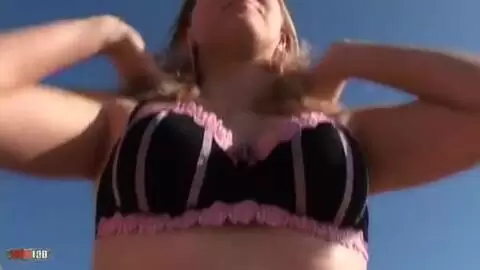 La superbe jeune blonde à gros seins Calia B fait un strip sur la plage  photo 06