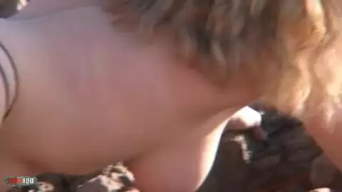 La superbe jeune blonde à gros seins Calia B fait un strip sur la plage  photo 10