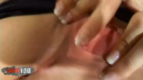 La belle jeune blonde à gros nichons Calia B se dénude sur le lit  photo 05