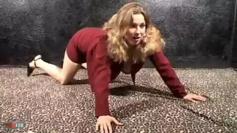 La jolie jeune blonde à gros seins Calia B pose dans le garage  photo 03