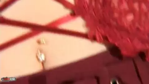 La jolie jeune blonde à gros seins Calia B pose dans le garage  photo 07