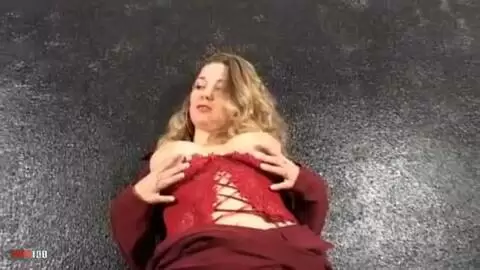 La jolie jeune blonde à gros seins Calia B pose dans le garage  photo 08