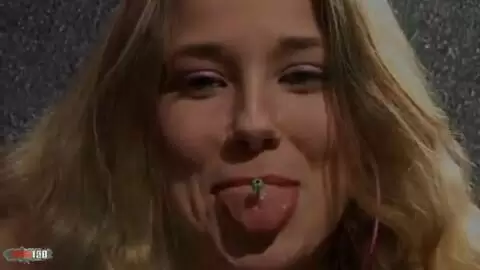 La jolie jeune blonde à gros seins Calia B pose dans le garage  photo 16