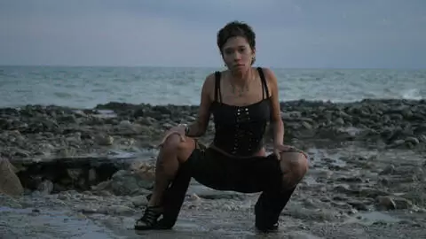 La magnifique brune Canele se dévoile sur la plage  photo 14