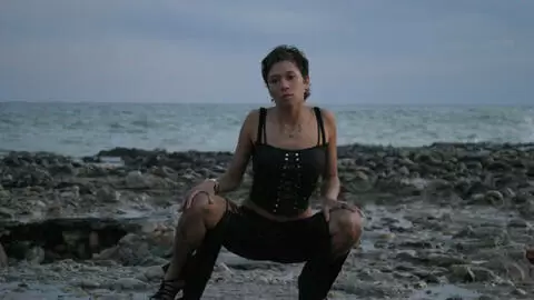 La magnifique brune Canele se dévoile sur la plage  photo 15