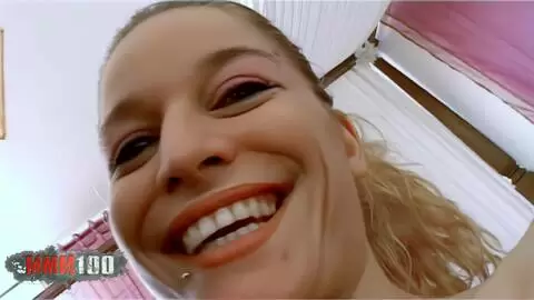 La blonde Carla Bandera et Terry Kemaco baisent sur le lit.
 photo 01