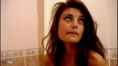 La très excitante jeune brune à gros seins Carla se dévoile sur le lit  photo 06