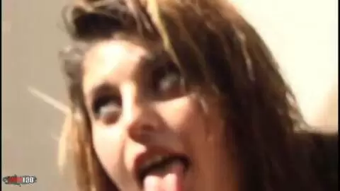 La jolie petite brune à gros seins Carla faisant un striptease sur la terasse  photo 05