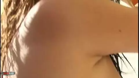 La jolie petite brune à gros seins Carla faisant un striptease sur la terasse  photo 06