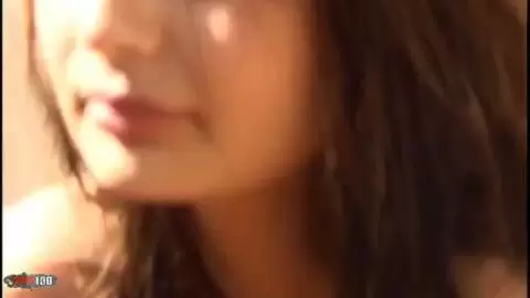 La jolie petite brune à gros seins Carla faisant un striptease sur la terasse  photo 09