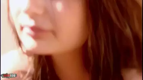 La jeune française Carla filmée pendant une session photo sexy sur la terrasse photo 09