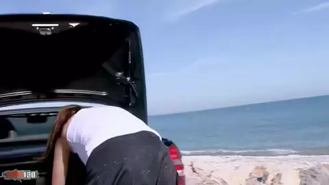 La jeune française Carla filmée pendant qu'elle se prépare photo 01