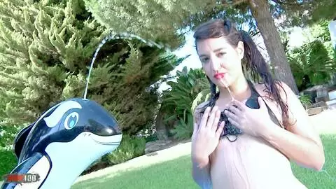 La jeune espagnole Carmina Ordena joue dans sa piscine et se fait enculer par Kevin photo 02