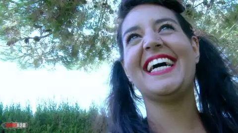 La jeune espagnole Carmina Ordena fait pipi dans le jardin photo 16