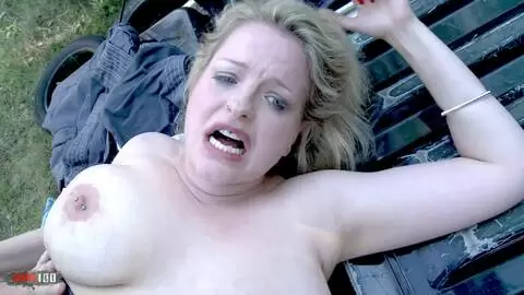 Carola une Milf avec des énormes gros seins naturels baisée dans les bois photo 09