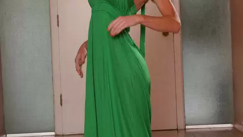 Ravissante trentenaire actrice blonde se masturbe  photo 1