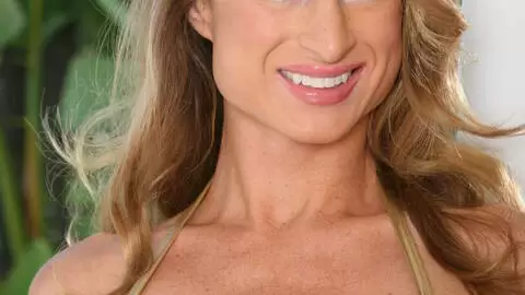 Superbe femme mature actrice blonde se dénude intégralement  photo 1