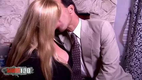 Une femme au foyer blonde potelée se fait pilonner profondément et éjaculer photo 01