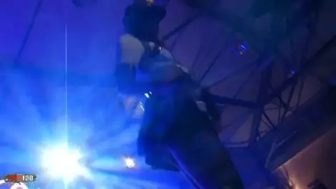 La très excitante Kenya Diaw faisant un show en public photo 02