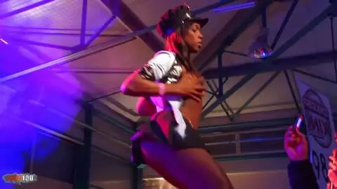 La très excitante Kenya Diaw faisant un show en public photo 06