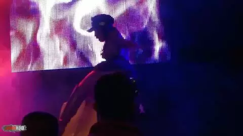 La très excitante Kenya Diaw faisant un show en public photo 13