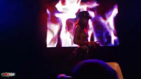 La très excitante Kenya Diaw faisant un show en public photo 16