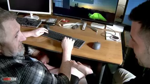 La MILF blonde Charlie se lance dans une double pénétration en trio avec Kevin White et Terry Kemaco photo 01