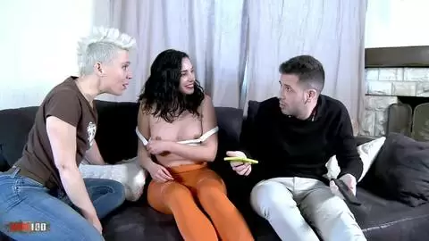 Trio anal sur le canapé avec Charlie et Linda del Sol photo 01