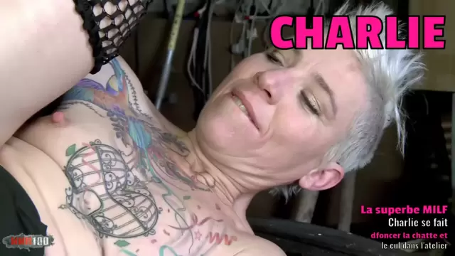 La superbe MILF Charlie se fait défoncer la chatte et le cul dans l'atelier 