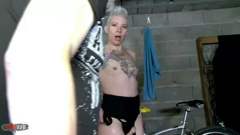 La superbe MILF Charlie se fait défoncer la chatte et le cul dans l'atelier  photo 03