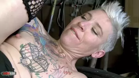 La superbe MILF Charlie se fait défoncer la chatte et le cul dans l'atelier  photo 09