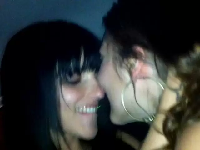 Charlotte de castille et jordanne kali en voiture photo 1