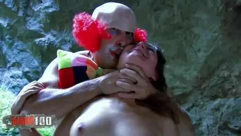 La jeune française Charlotte de Castille enculée par un vieux clown pervers et hystérique photo 06