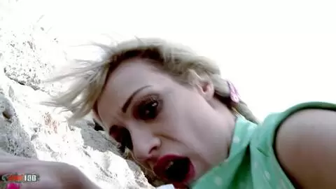 Baise sur la plage avec la star du porno britannique aux gros seins Chessie Kay photo 10