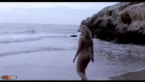 La jeune française Christaiks filmée sur la plage photo 07