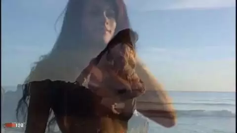 La superbe latina à gros seins Christine se déshabillant en bord de mer  photo 01