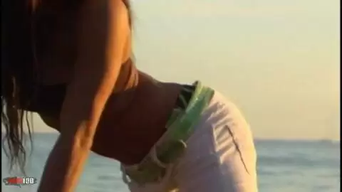 La superbe latina à gros seins Christine se déshabillant en bord de mer  photo 03