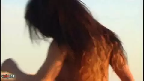 La superbe latina à gros seins Christine se déshabillant en bord de mer  photo 10