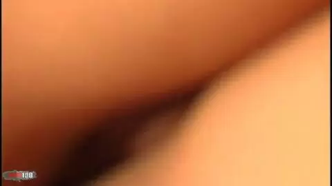 La très excitante latina à gros seins Christine se dévoile sur le lit  photo 13