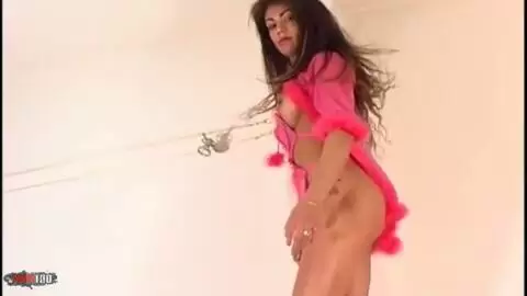 La belle latina à gros nichons Christine fait un strip  photo 05