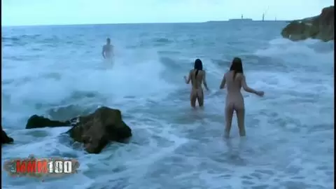 Clara et Barbara-nux blondes et brunes dans un plan à trois sur une plage sauvage avec Terry Kemaco photo 16