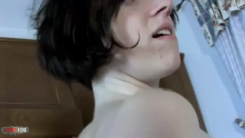 Clarysse Fox se déshabille dans la cuisine. photo 09