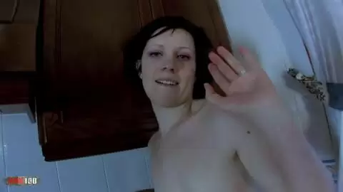 Clarysse Fox se déshabille dans la cuisine. photo 16